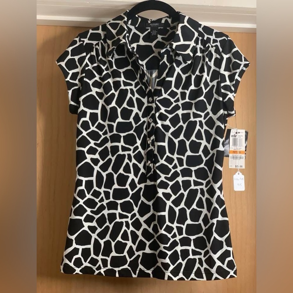 NWT! Alfani Black White Giraffe Print Slinky Short Sleeve Top size S MSRP $29.98 - Picture 2 of 4
